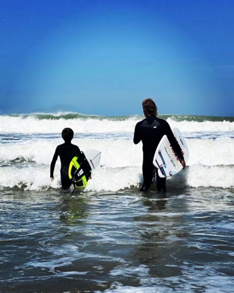 A punto de cumplir 50 años, Facundo Arana hace surf con su familia en Mar del Plata