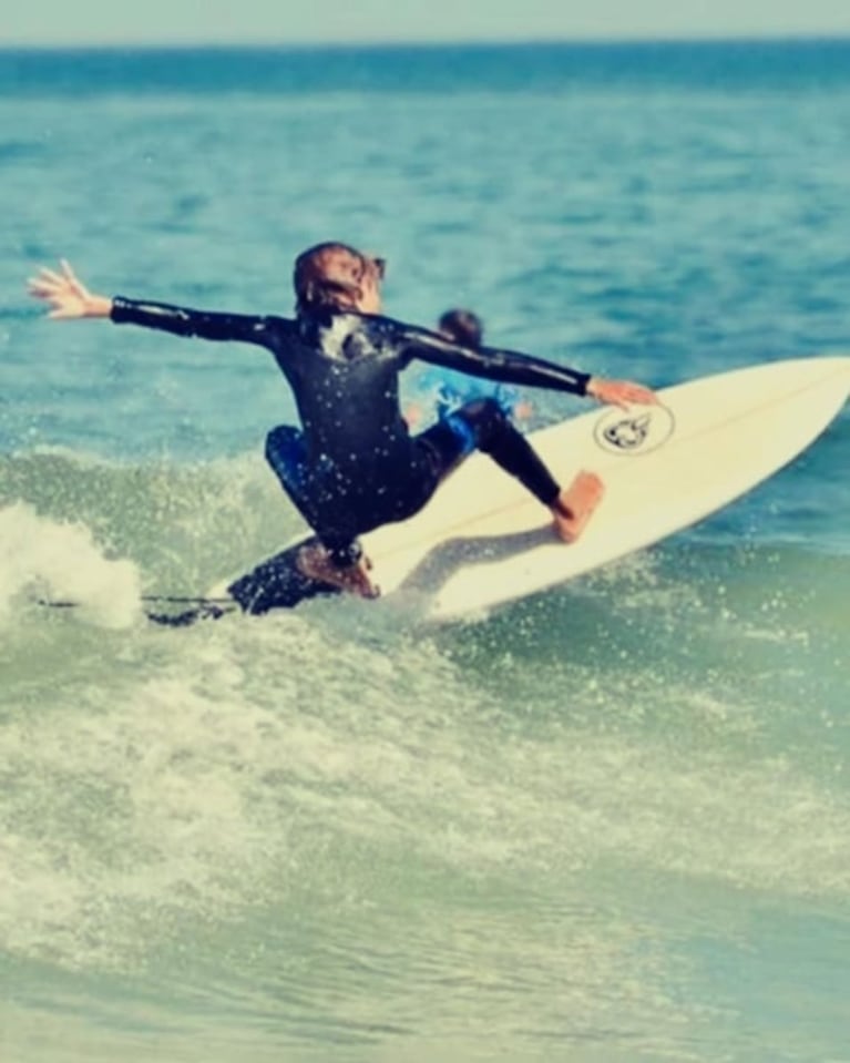 A punto de cumplir 50 años, Facundo Arana hace surf con su familia en Mar del Plata