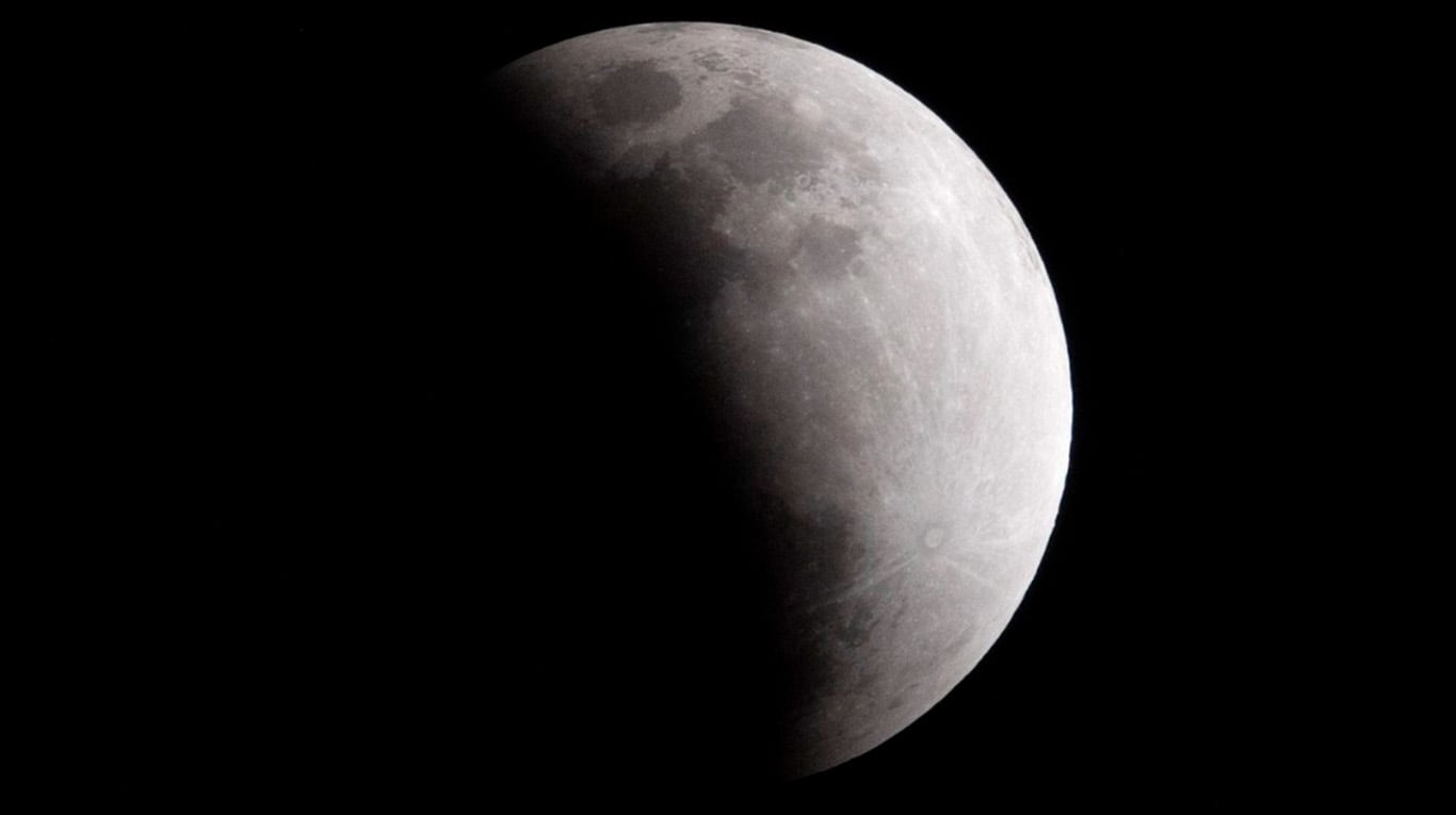 A qué hora se podrá ver hoy desde Argentina el punto máximo del eclipse lunar.