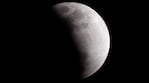 A qué hora se podrá ver hoy desde Argentina el punto máximo del eclipse lunar.