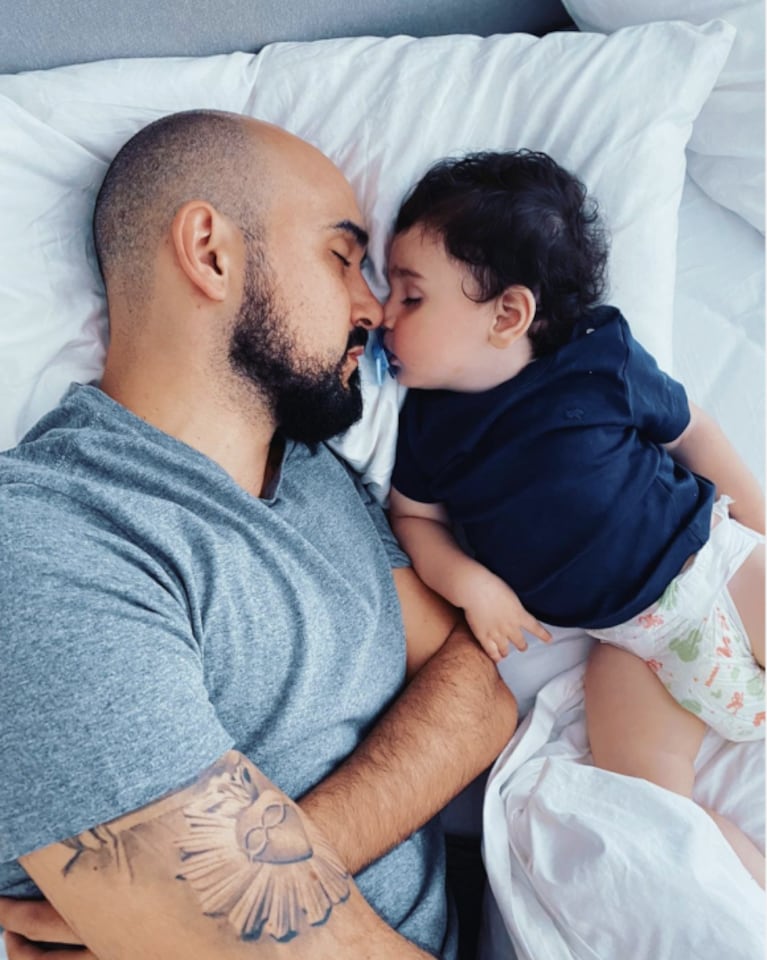 Abel Pintos compartió la foto más linda con su hijo Agustín, que está a punto de cumplir su primer año: "Dame siestas así"