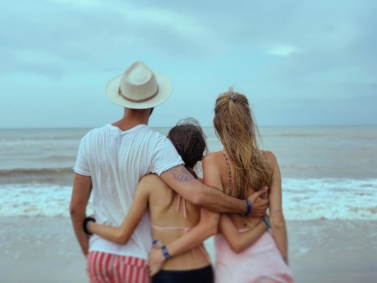 Abel Pintos publicó la primera foto con su novia y la hija de ella, en la playa: "Al infinito y más allá"