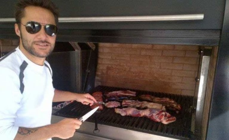 "¡Acá foto del cocinero-Parrillero preparando el asado! Pero no fui el único que cocino eh! también...", tuiteó @diegotorres.