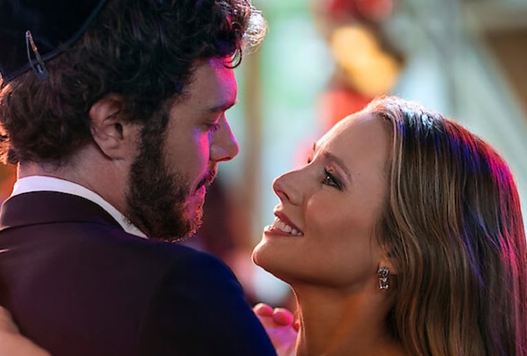 Adam Brody y Kristen Bell en "Nadie Quiere Esto" de Netflix.