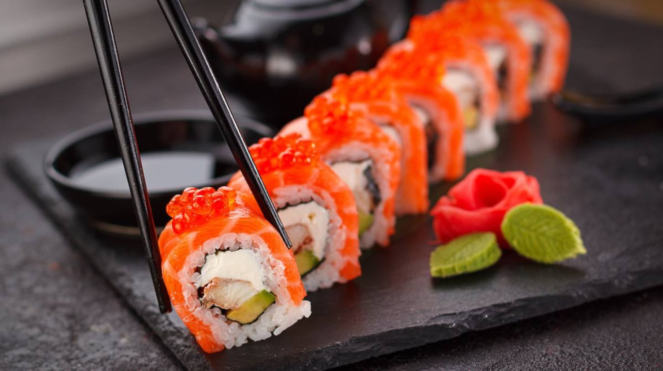 Adiós a los palillos: ¿Por qué deberías cambiar tu forma de comer sushi?