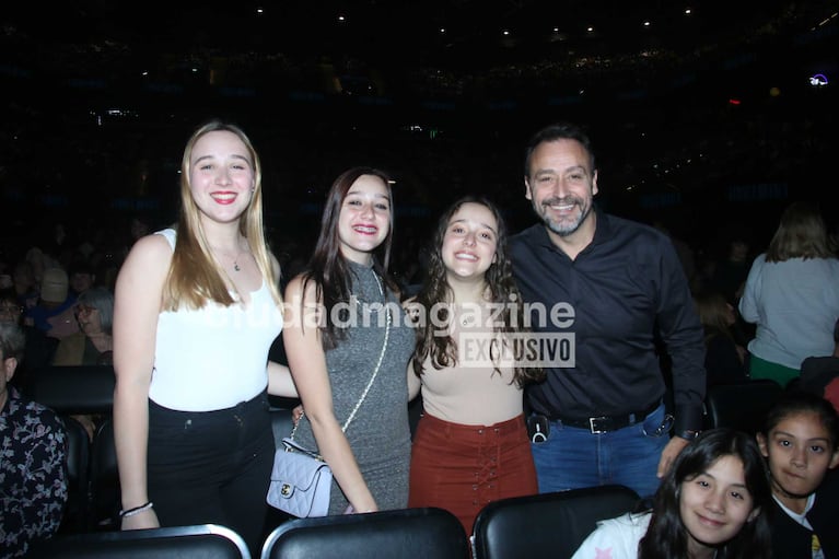 Adrián Pallares con sus hijas Mía, Sol y Ema (Foto: Movilpress)