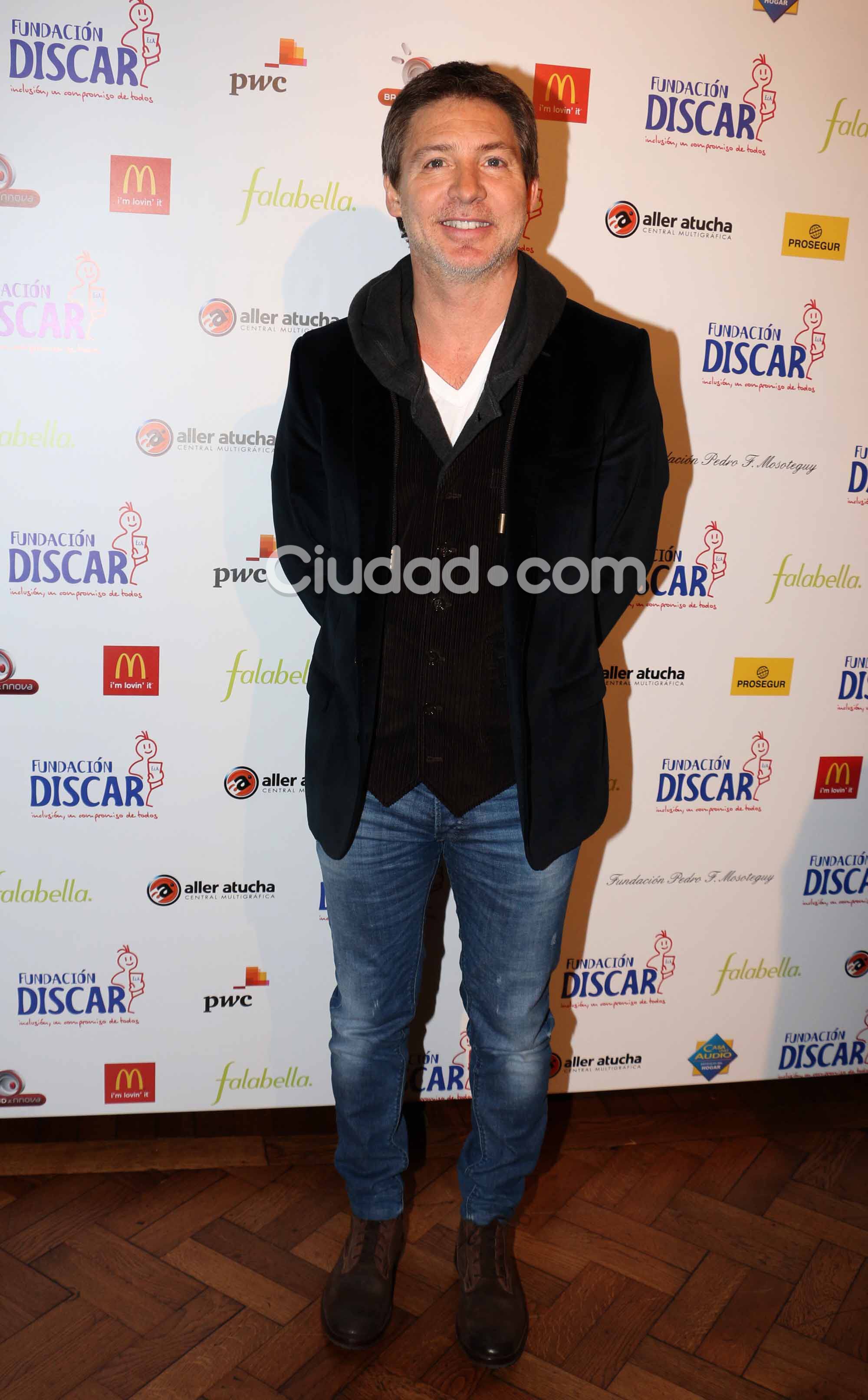 Adrián Suar, presente en la gala de la Fundación Discar (Fotos: Movilpress). 