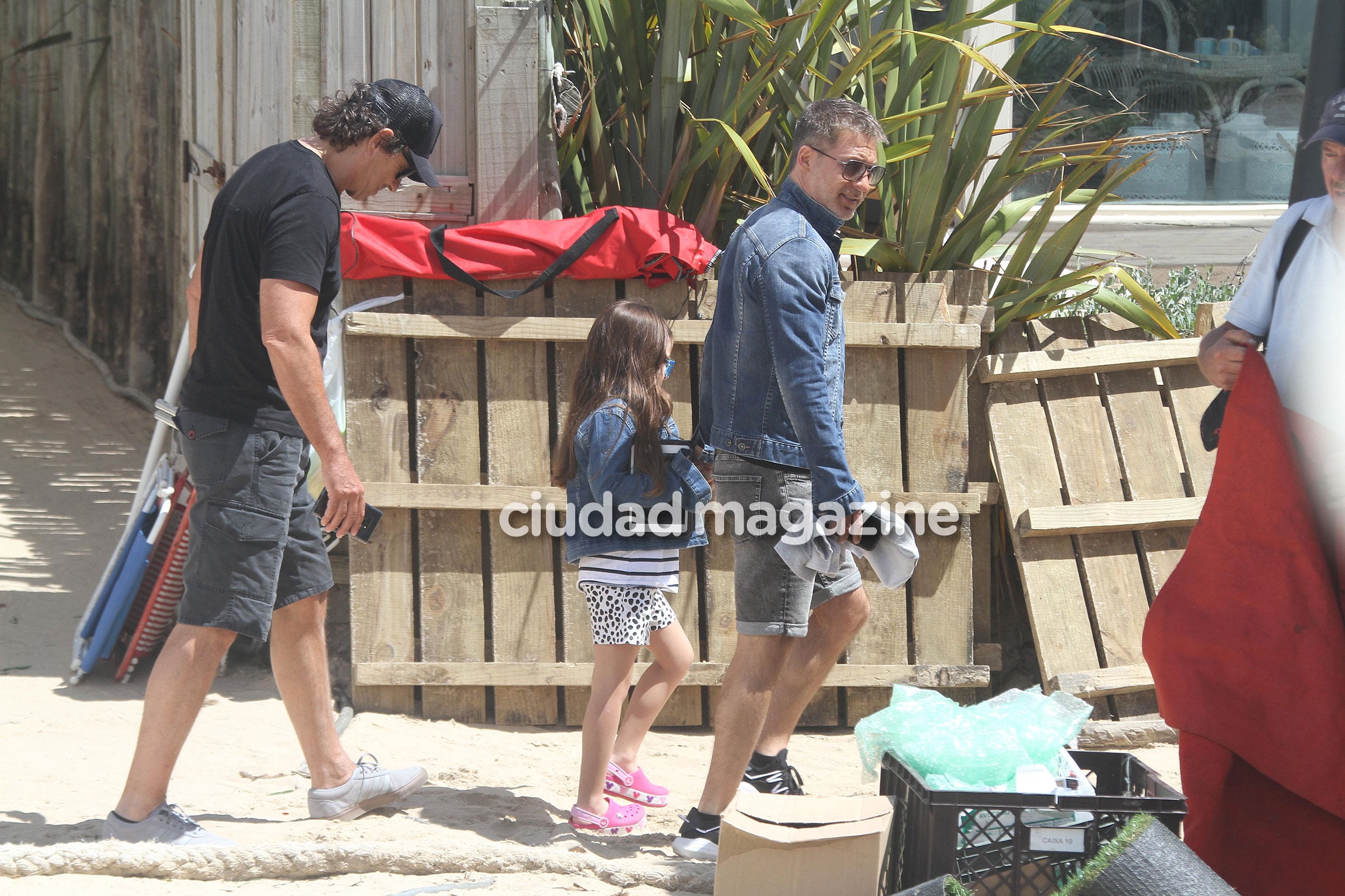 Adrián Suar y Margarita compartieron un almuerzo en La Huella, el parador de Punta. (Foto: GM Press)