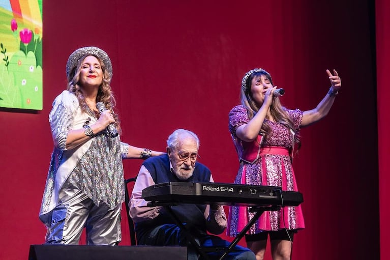 Adriana junto a su padre y su hija en el escenario