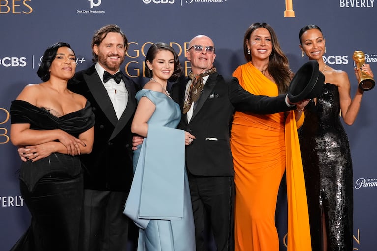 Adriana Paz, de izquierda a derecha, Édgar Ramírez, Selena Gomez, Jacques Audiard, Karla Sofía Gascón y Zoe Saldaña con el premio a "Emilia Pérez" durante la 82ª edición de los Globos de Oro. (Foto AP/Chris Pizzello)