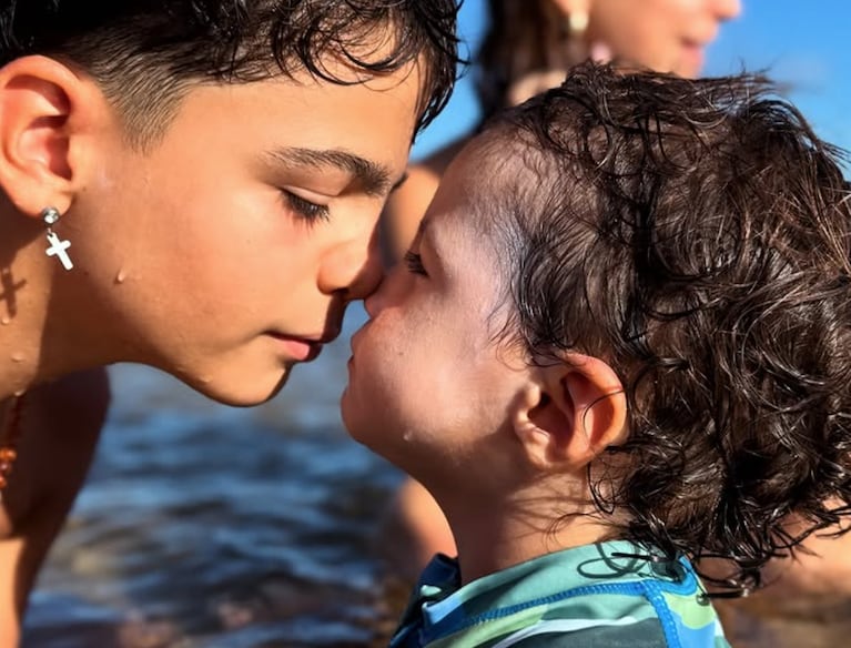 Agus viajó a Brasil con sus cuatro hijos. Foto: IG | agustinacherriok