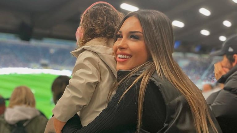 Agustina Gandolfo y su hija con Lautaro Martínez lucieron looks combinados.