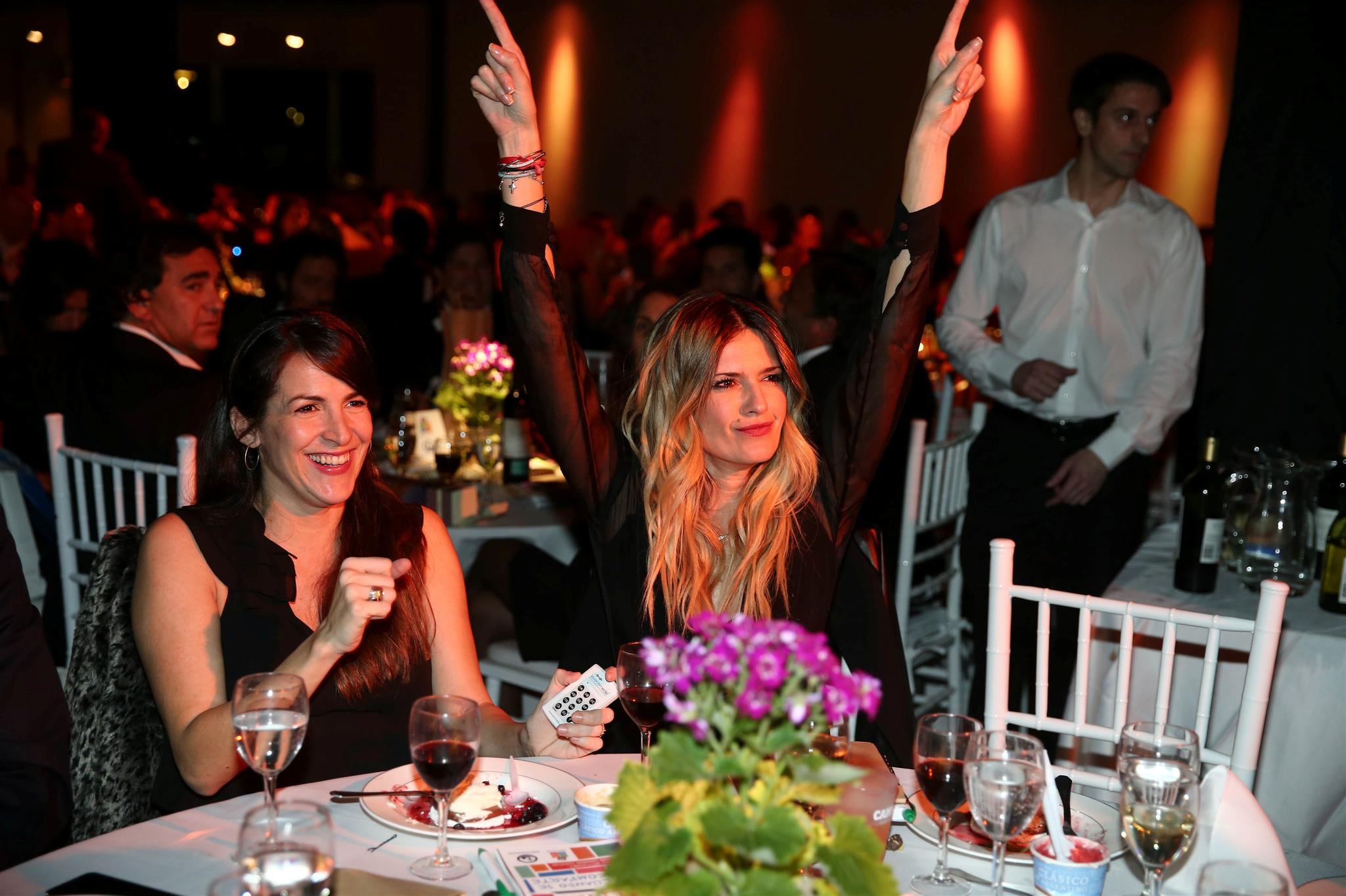 Agustina Lecouna e Isabel Macedo, amiguísimas, en la cena solidaria.  (Foto: Red Carpet Agency)