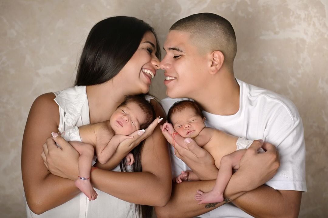 Aime y Laila, las gemelas de Daniela Celis y Thiago Medina. (Foto: @mayruizfotografia)