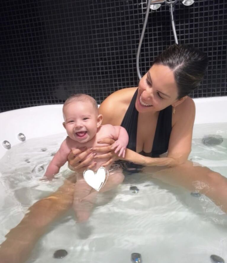 "Al agua pato": Barby Franco mostró el divertido primer baño en jacuzzi de su hija Sarah Burlando