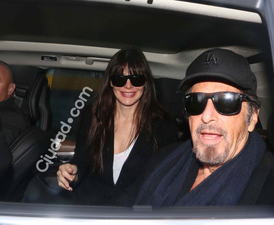 Al Pacino y Lucila Polak llegaron el jueves a la mañana a Ezeiza. (Foto: Ciudad.com - Movilpress)