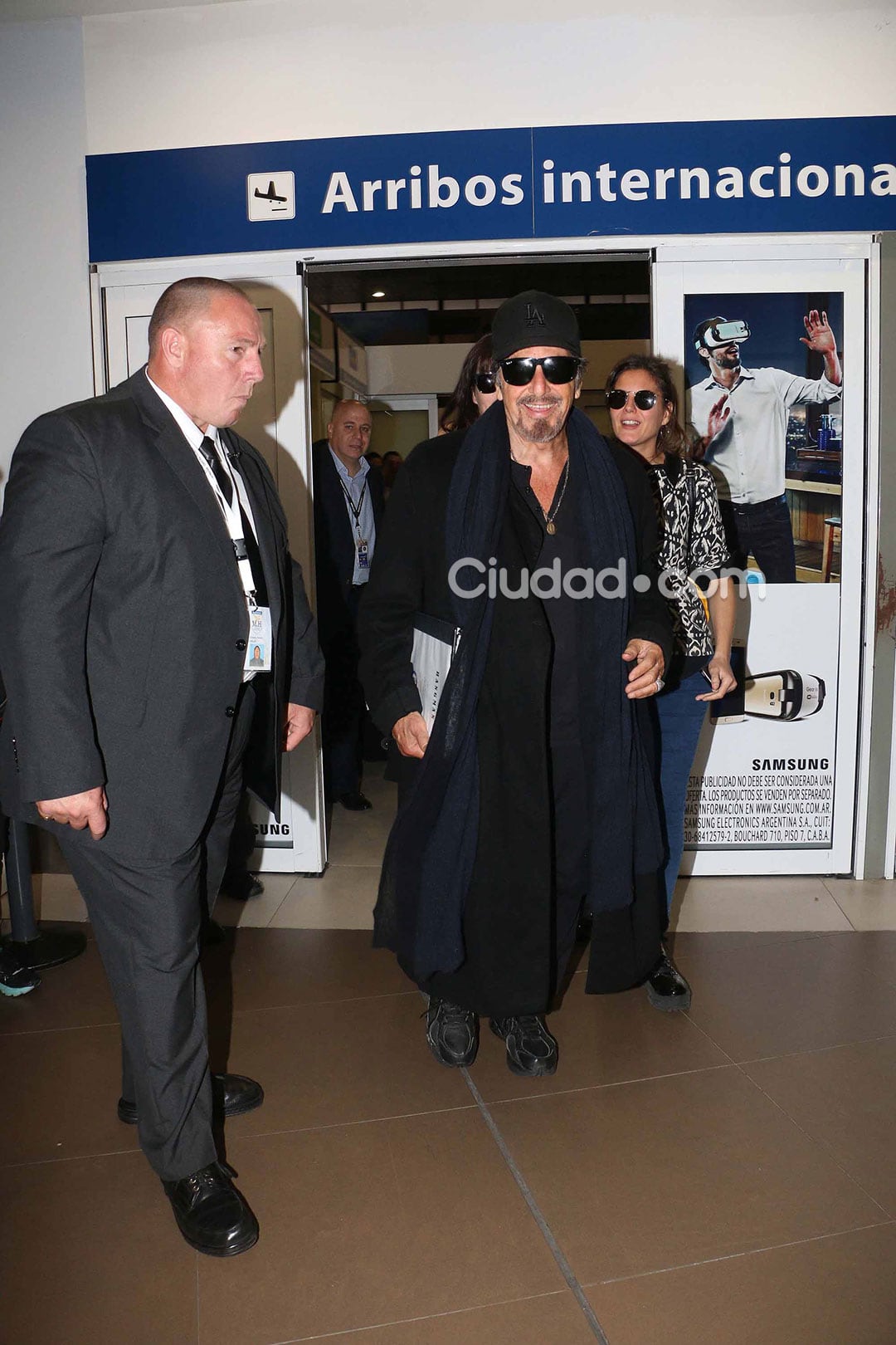 Al Pacino y Lucila Polak llegaron el jueves a la mañana a Ezeiza. (Foto: Ciudad.com - Movilpress)