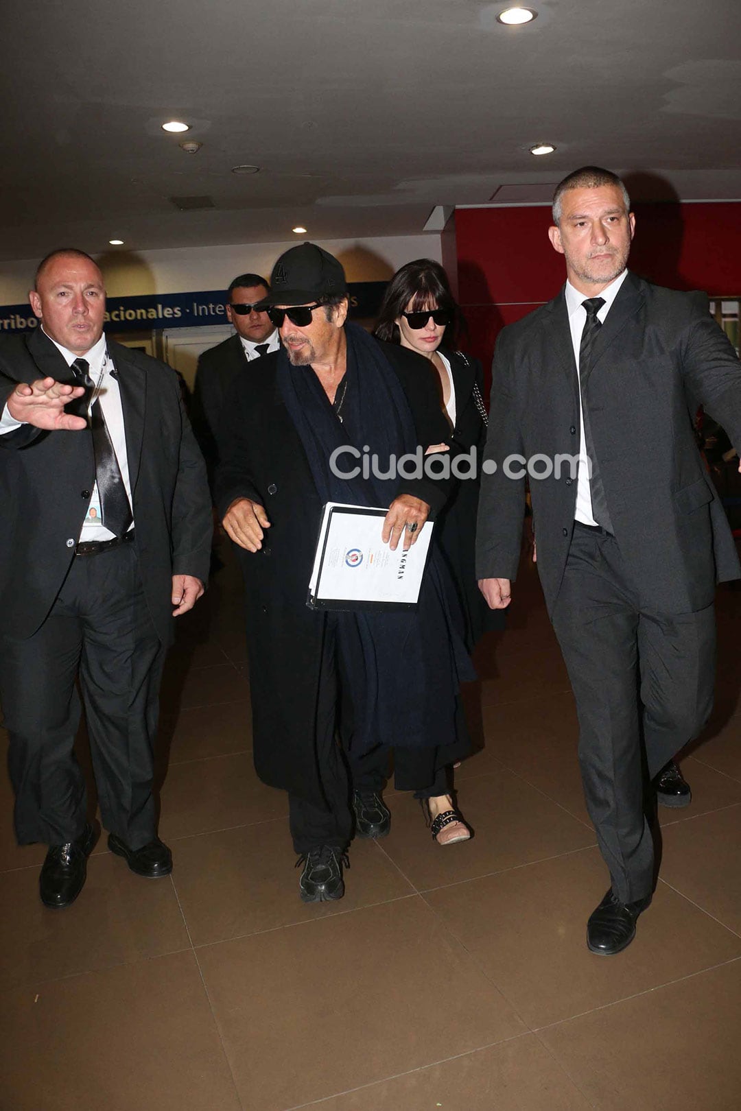 Al Pacino y Lucila Polak llegaron el jueves a la mañana a Ezeiza. (Foto: Ciudad.com - Movilpress)