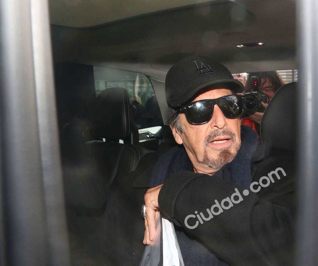 Al Pacino y Lucila Polak llegaron el jueves a la mañana a Ezeiza. (Foto: Ciudad.com - Movilpress)