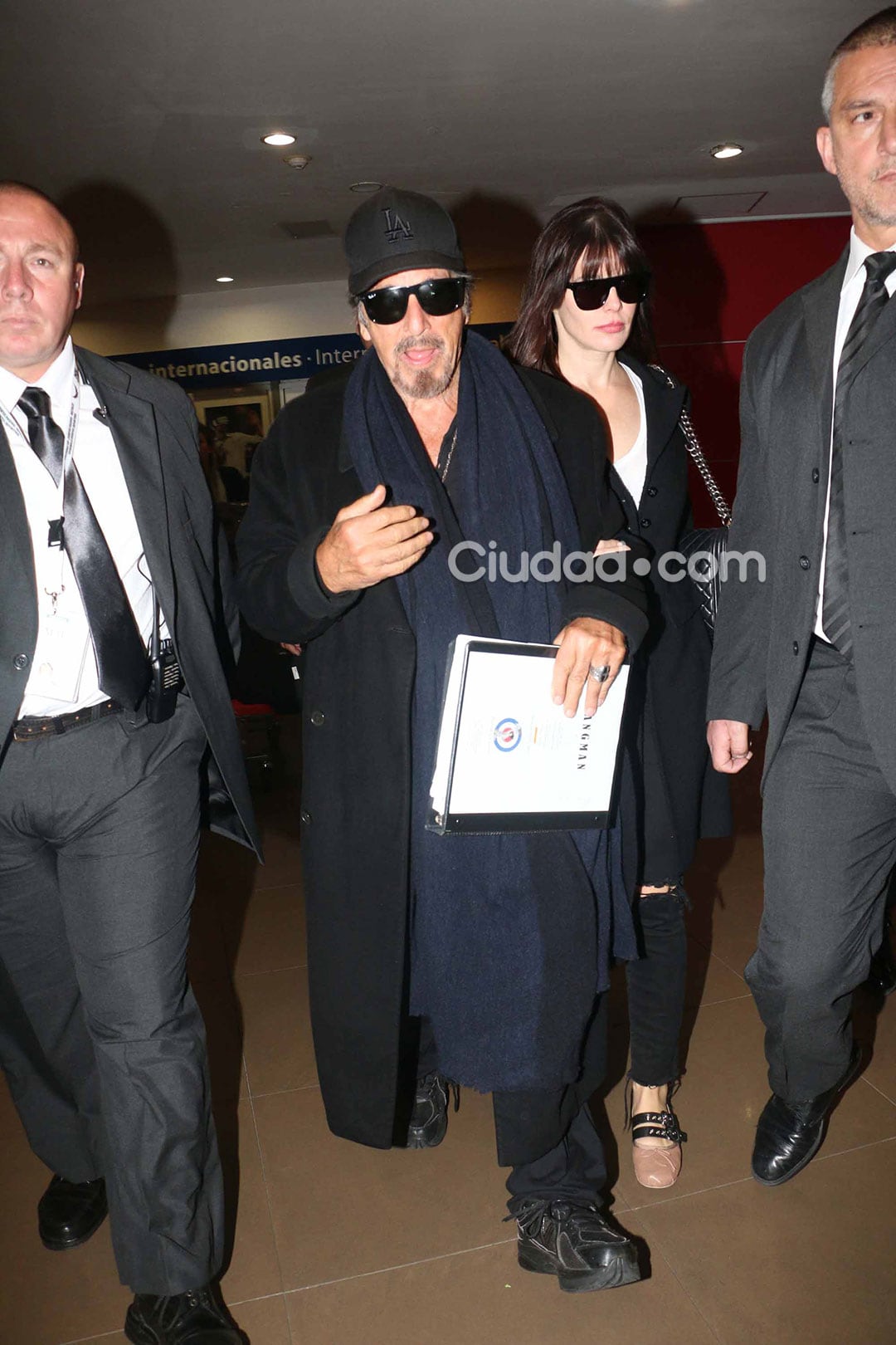 Al Pacino y Lucila Polak llegaron el jueves a la mañana a Ezeiza. (Foto: Ciudad.com - Movilpress)