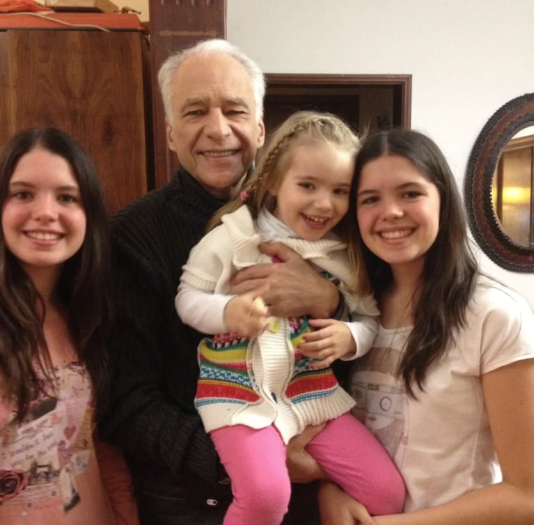 Alberto con sus tres nietas.