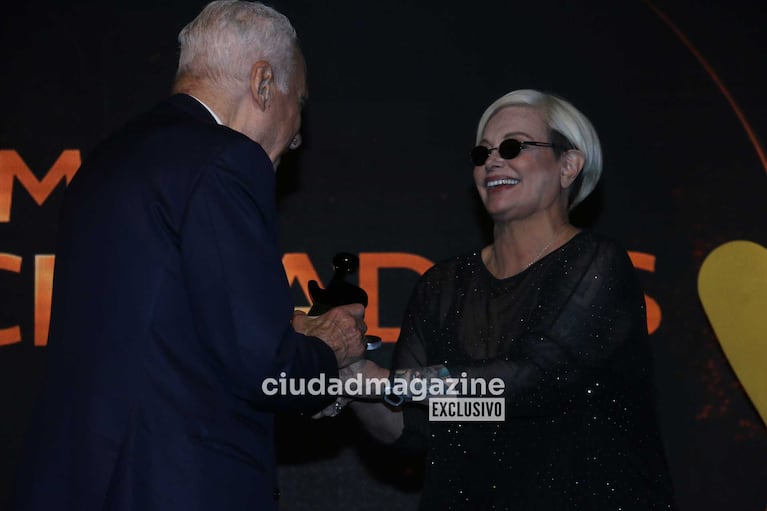 Alberto Cormillot recibió el premio Los Más Clickeados de Oro 2024 de manos de Carmen Barbieri, la última ganadora. (Foto: Movilpress)