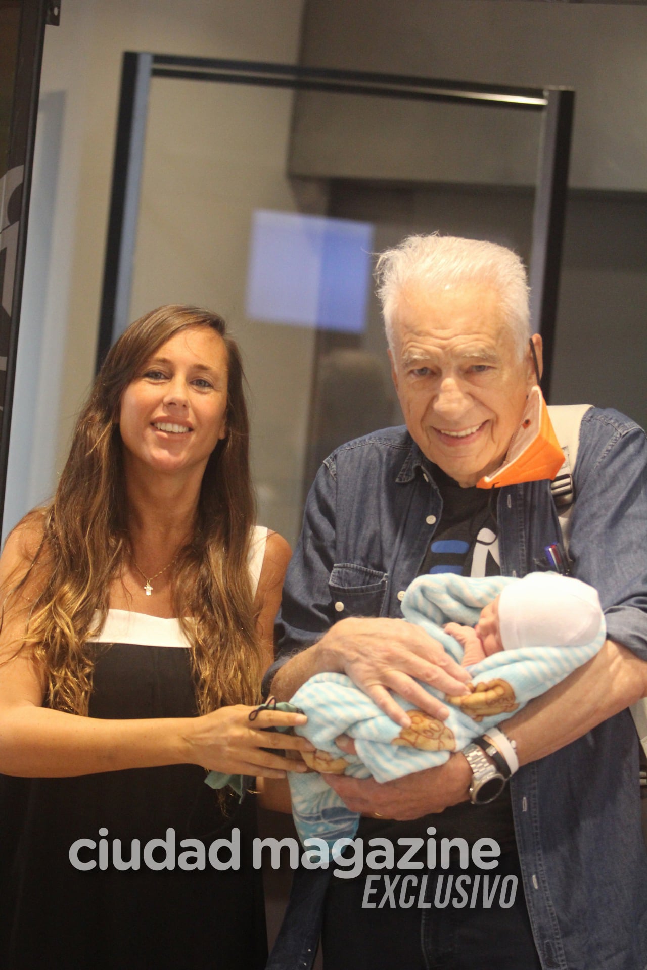 Alberto Cormillot y Estefanía Pasquini salieron de la clínica con su bebé Emilio. Foto: Movilpress