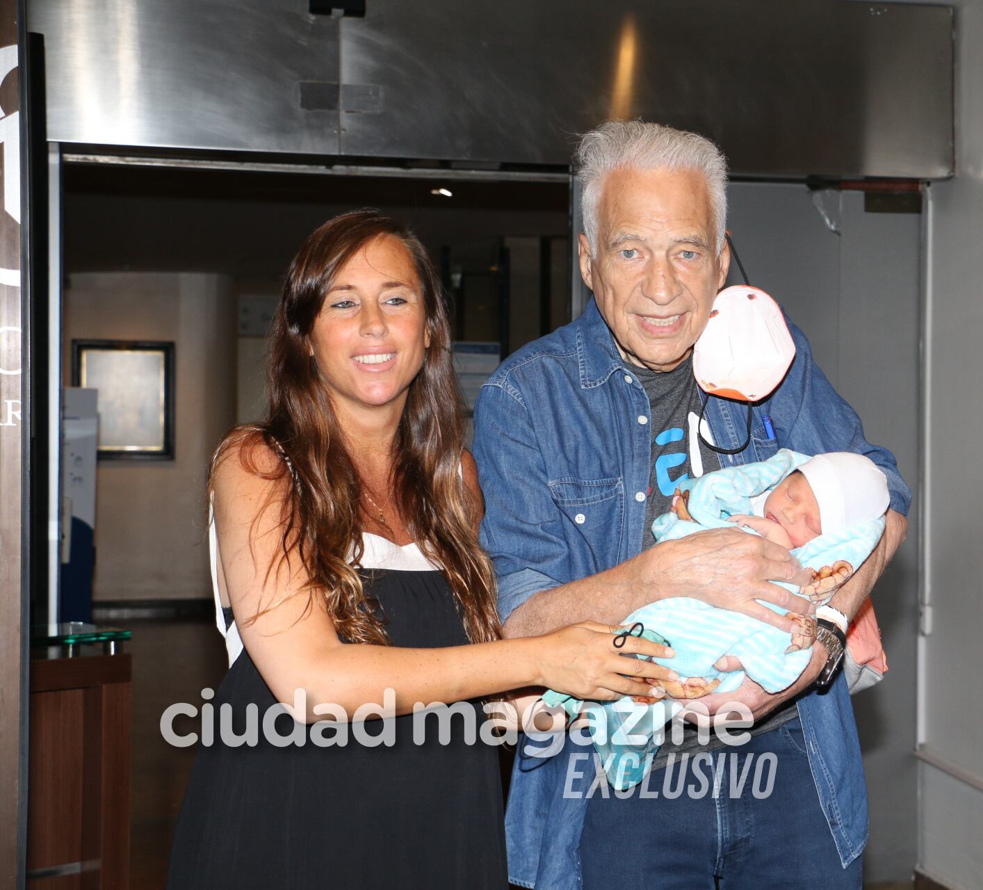 Alberto Cormillot y Estefanía Pasquini salieron de la clínica con su bebé Emilio. Foto: Movilpress