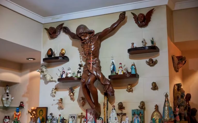 Alberto también colecciona figuras religiosas para su altar. Foto: La Nación.