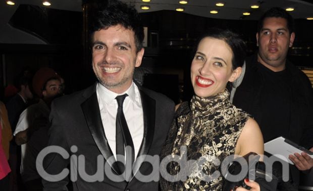 Ale Sergi, elegante, y Juliana Gattas con una mala elección. (Foto: Jennifer Rubio-Ciudad.com)