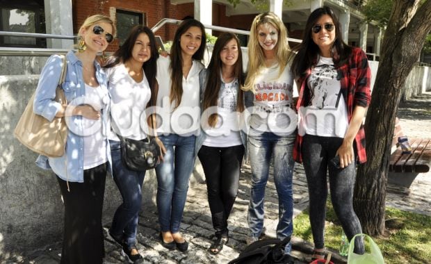 Alejandra Maglietti con sus amigas. (Foto: Jennifer Rubio-Ciudad.com)