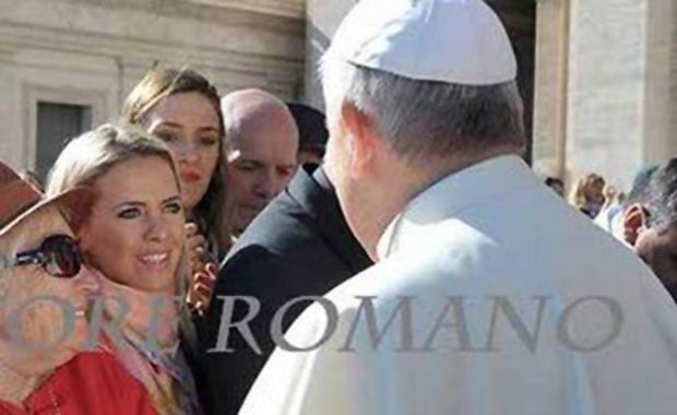 Alejandra Maglietti junto al papa Francisco en el Vaticano. (Foto: @alemaglietti)