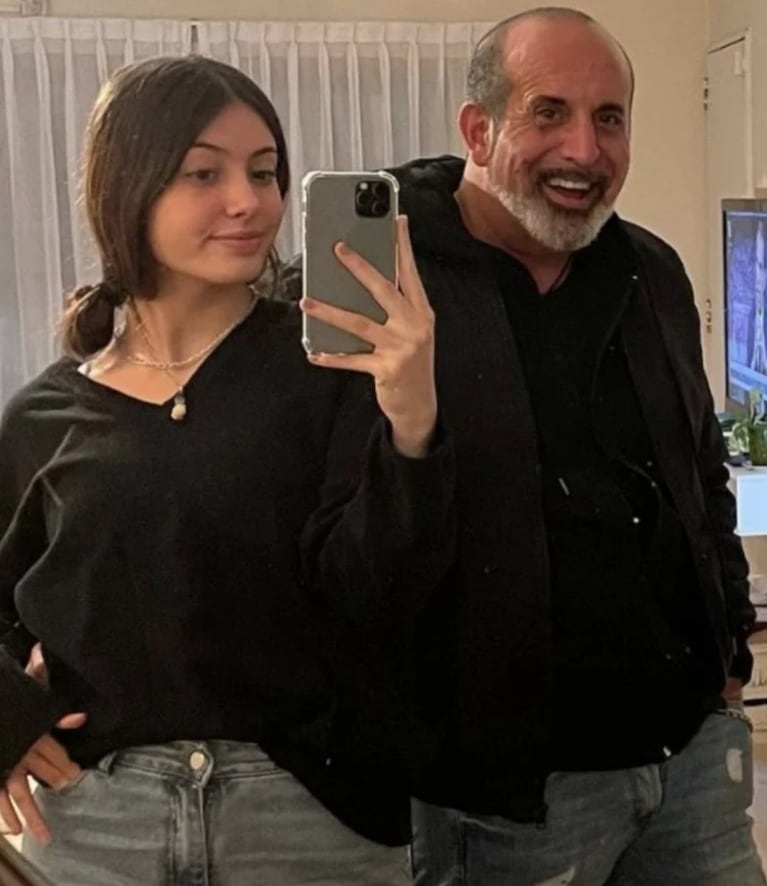 Alejandro con su hija.