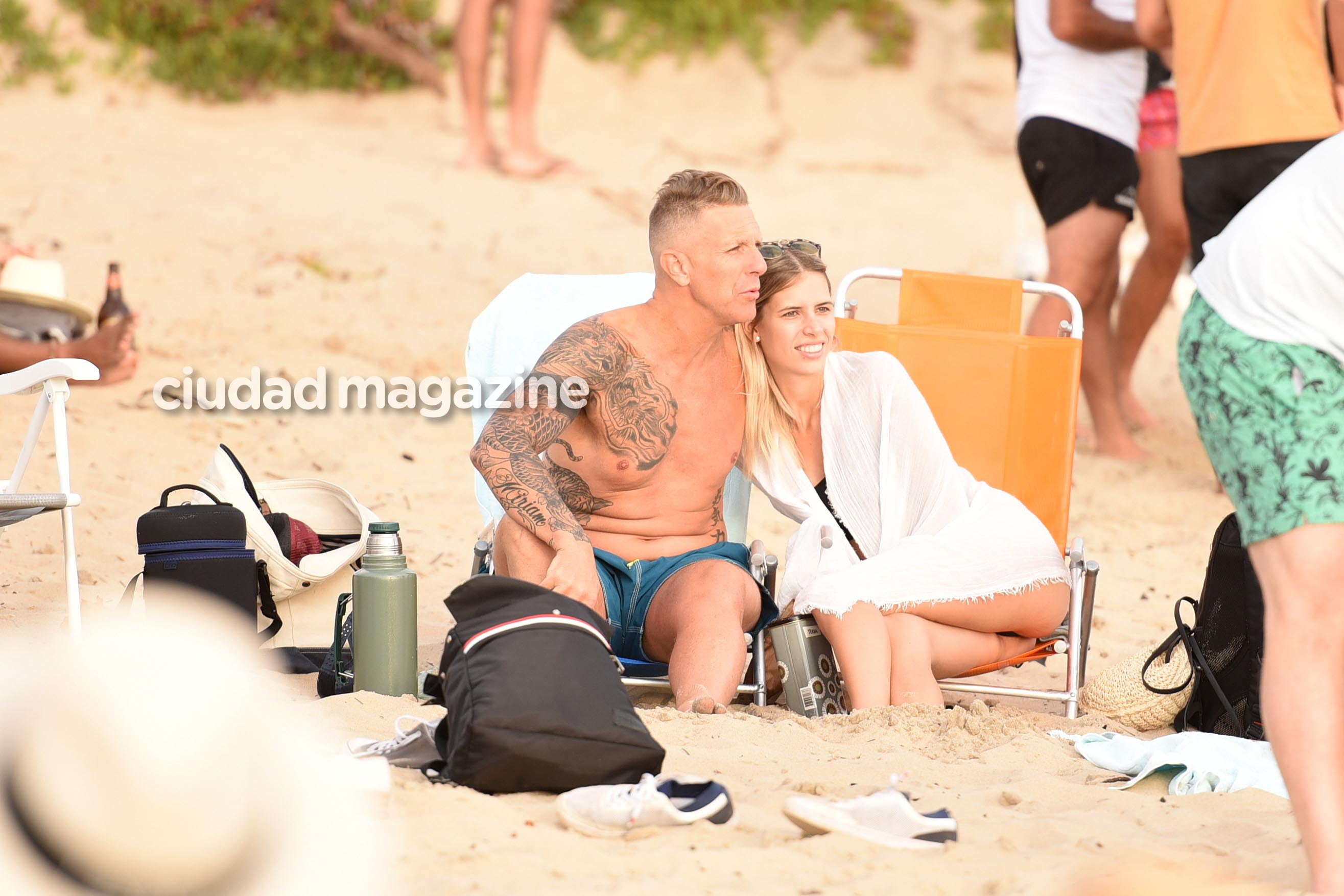 Alejandro Fantino y Coni Mosqueira en una tarde de playa en La Mansa. Foto: Matias Souto/GM Press