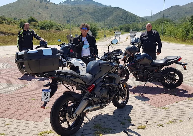 Alejandro Huevo Muller con su moto ninja.