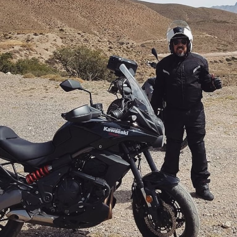 Alejandro Huevo Muller con su moto ninja.