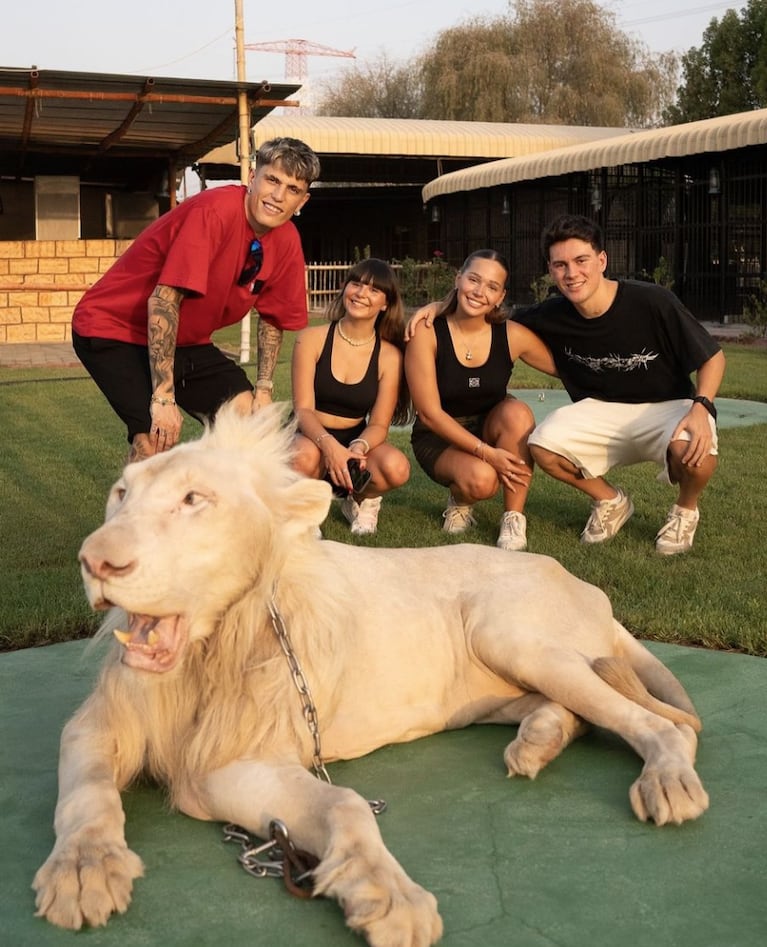 Alejandro y Eva posaron junto a animales encadenados.