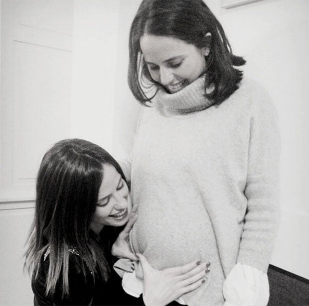 Alessandra Martín junto a su hermana embarazada, en Barcelona. (Foto: Instagram)