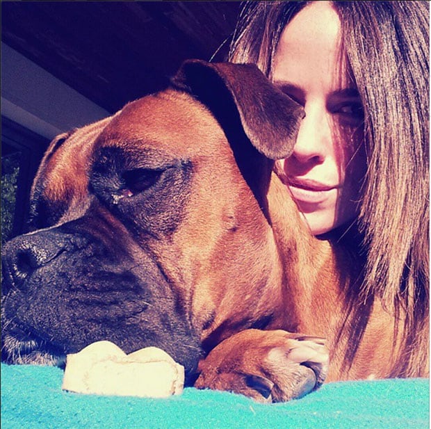 Alessandra Martín y su perro Coco. (Foto: Instagram)