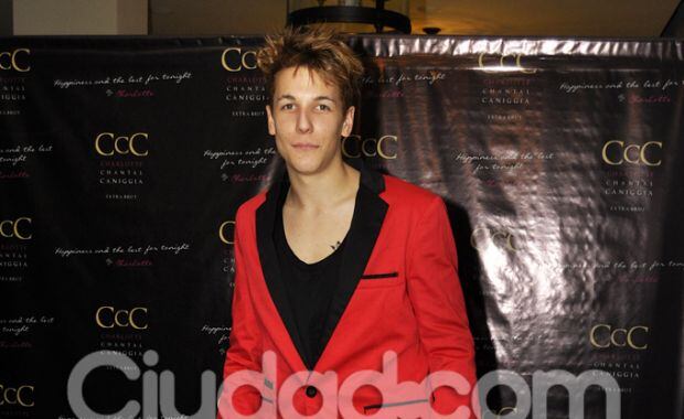 Alexander Caniggia sorprendió con su look de traje rojo (Foto: Jennifer Rubio). 