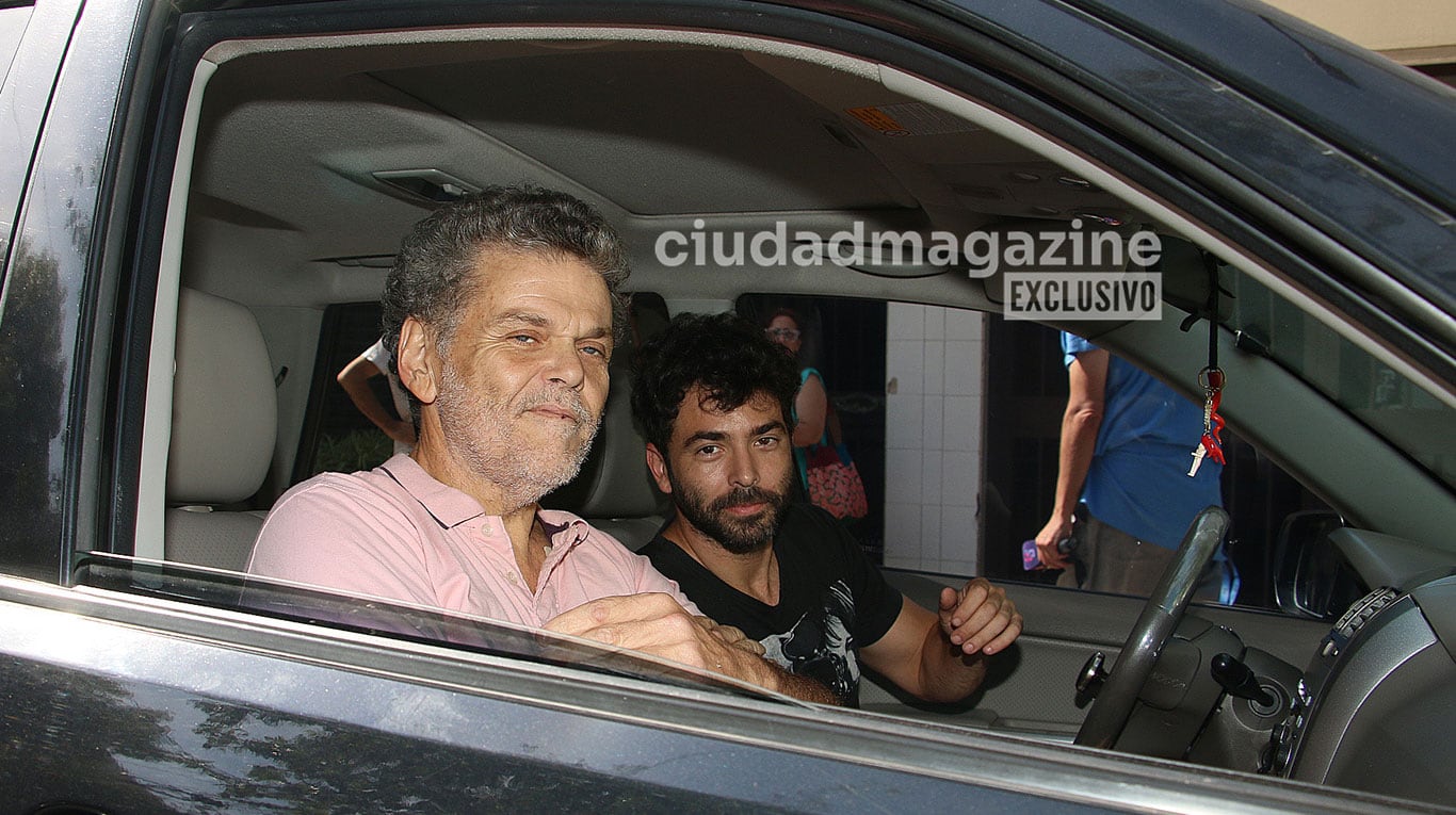 Alfredo Casero se retiró de alta tras el reemplazo de cadera, acompañado por su hijo Nazareno. (Foto: Movilpress)