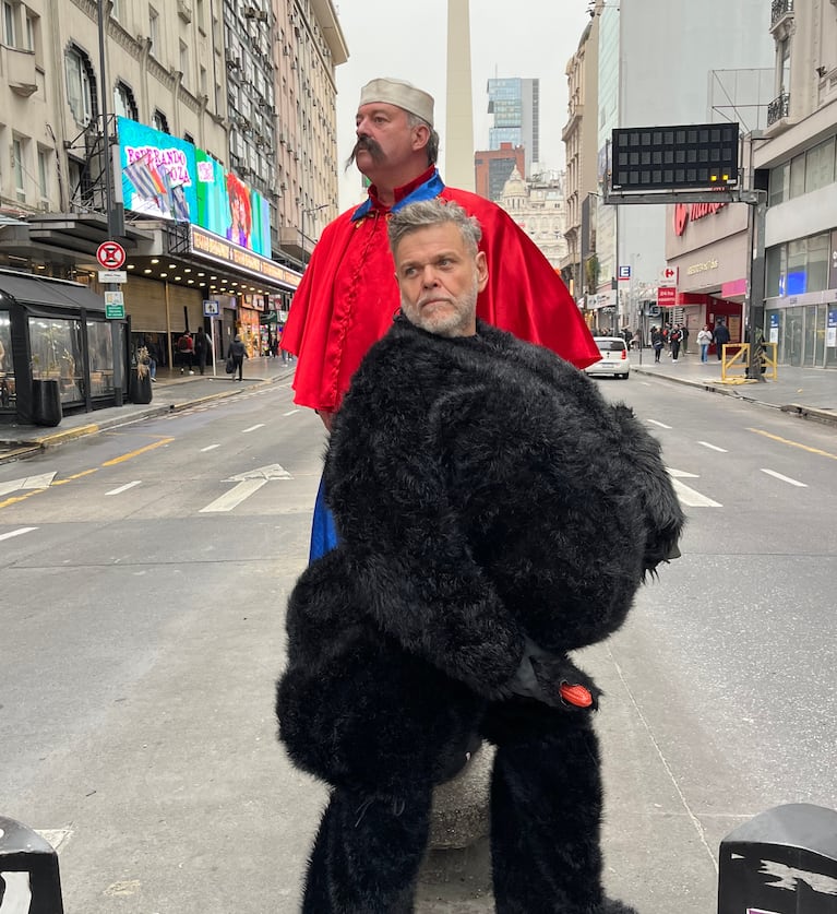 Alfredo Casero y Fabio Alberti se divierten en la calle, en una producción de fotos para la obra de teatro sobre "Cha Cha Cha". (Foto: prensa Alfredo Casero)