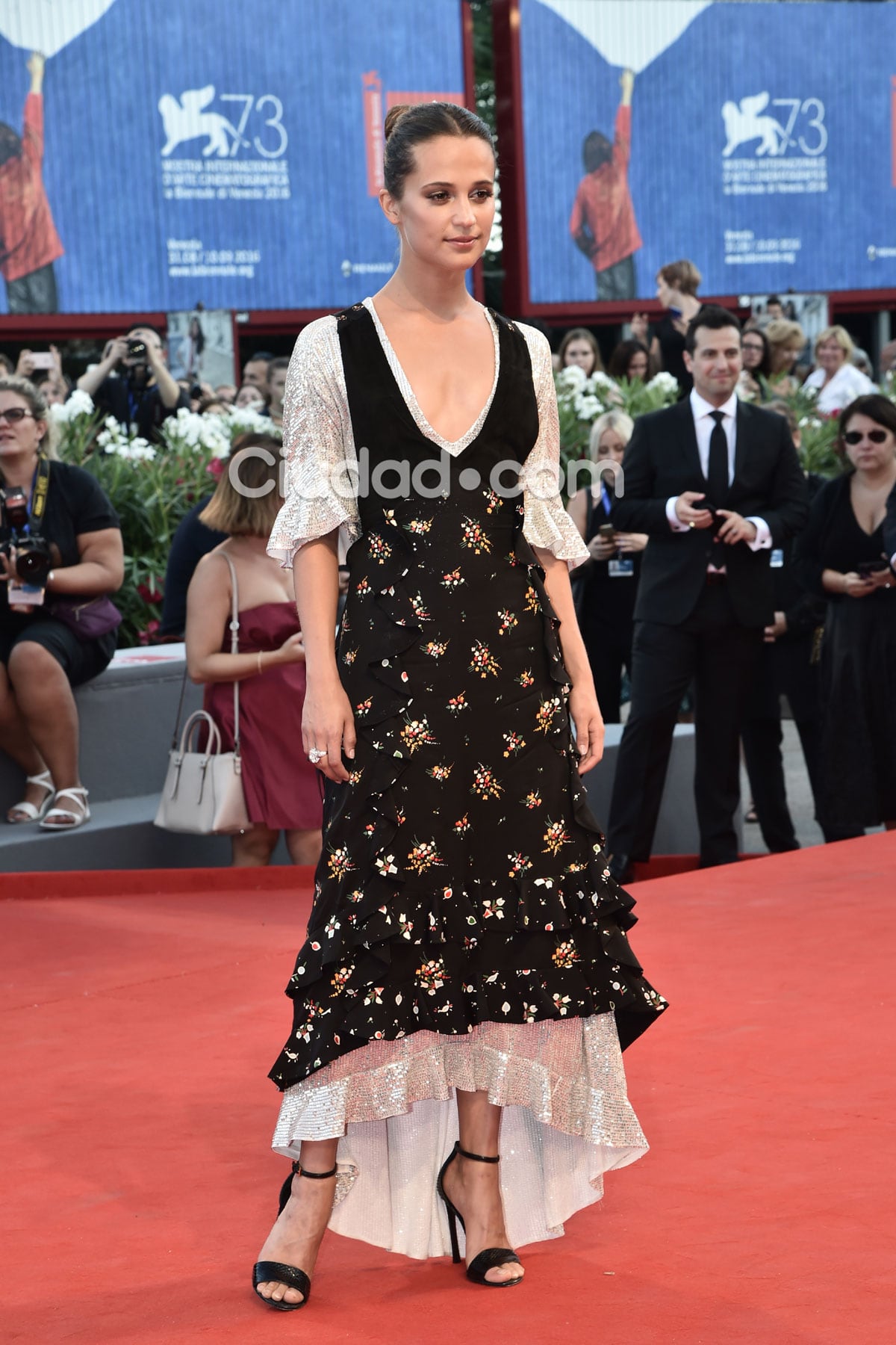 Alicia Vikander en el Festival de Venecia. (Fotos: AFP)