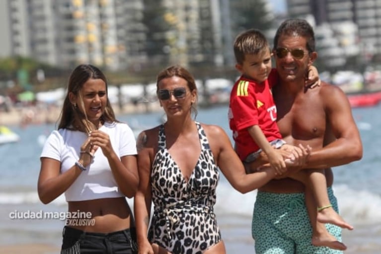 Amalia Granata disfruta con sus hijos y Leo Squarzon en Punta del Este: las fotos en la playa