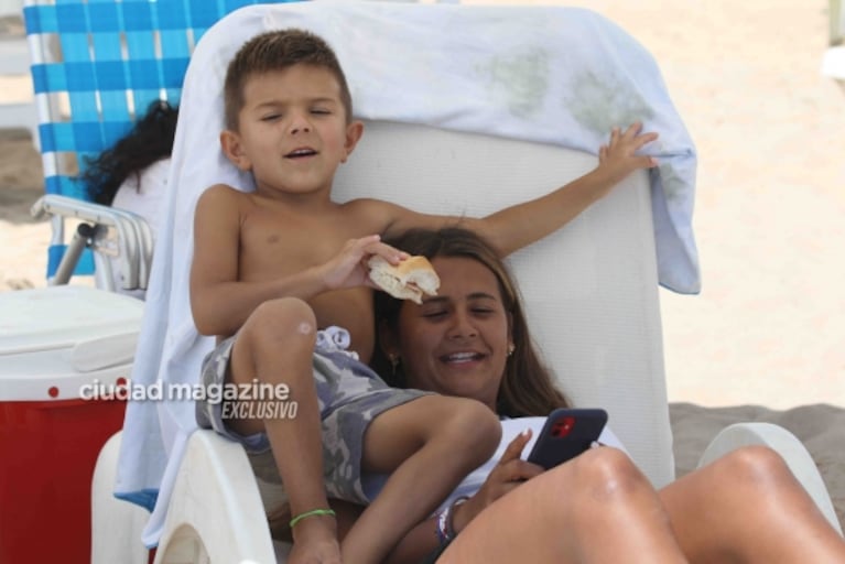 Amalia Granata disfruta con sus hijos y Leo Squarzon en Punta del Este: las fotos en la playa