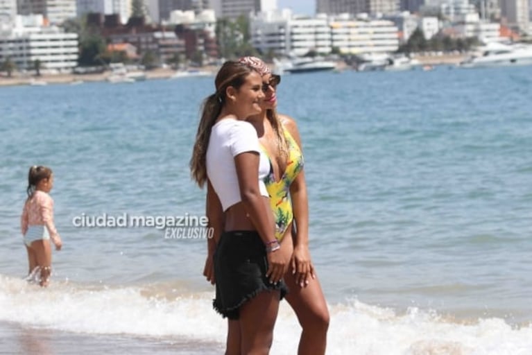 Amalia Granata disfruta con sus hijos y Leo Squarzon en Punta del Este: las fotos en la playa