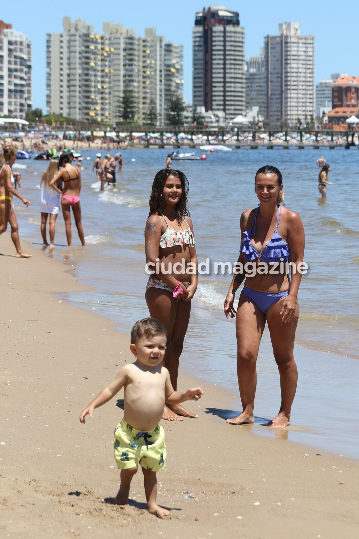 Amalia junto a sus hijos, Uma y Roque, en Punta del Este (Fotos: GM Press).