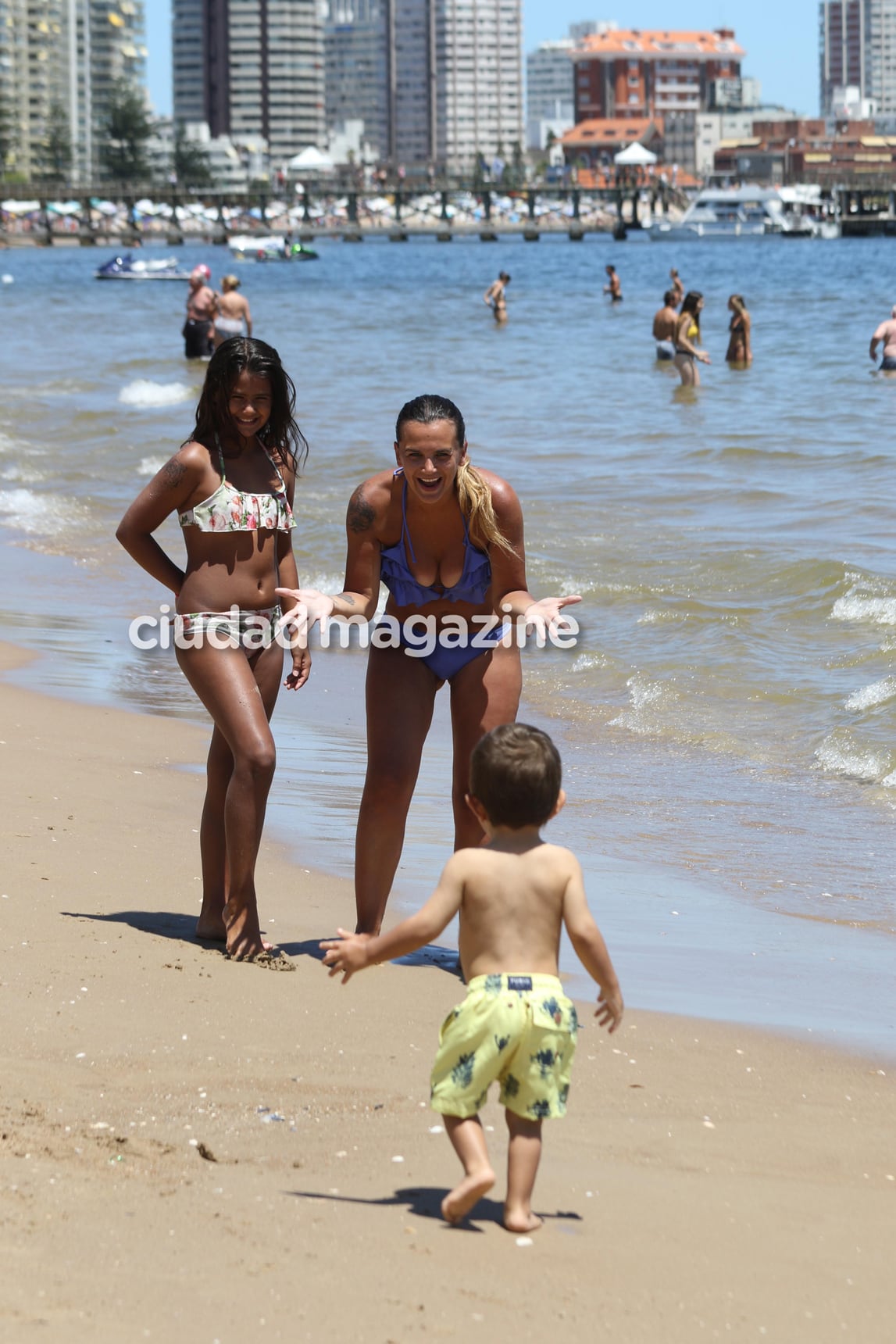 Amalia junto a sus hijos, Uma y Roque, en Punta del Este (Fotos: GM Press).