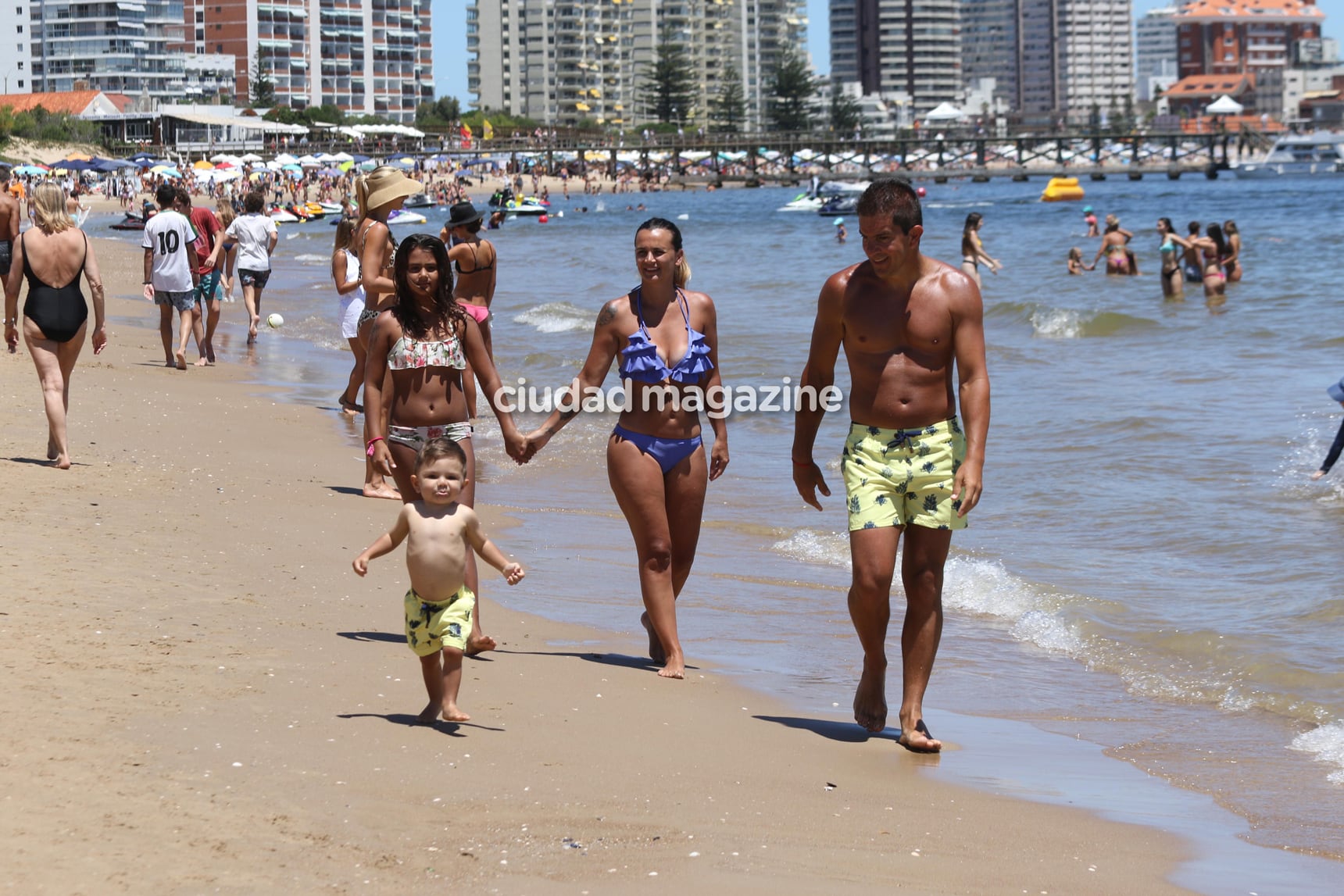 Amalia, Leo, Uma y Roque paseando en las playas de Punta (Fotos: GM Press). 