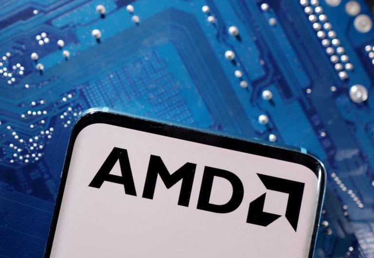 AMD presenta sus más recientes chips, Ryzen 7 8700F y Ryzen 5 8400F, que carecen de gráficos integrados y están equipados con una unidad de procesamiento neural en el modelo superior.
